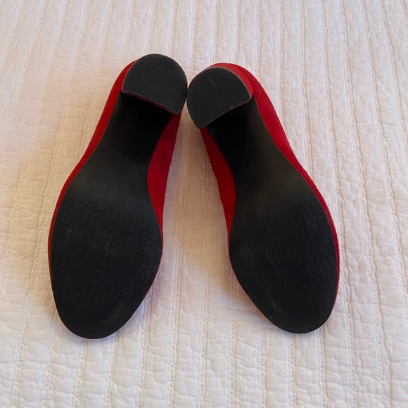 Scalloped Red Suede DSW Heels - Picture 6 of 6